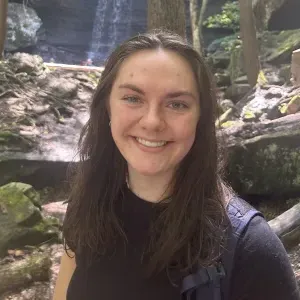 26岁的索菲亚·伊士曼站在瀑布前